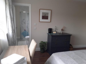 Ensuite at the foot of Dublin Mountains
